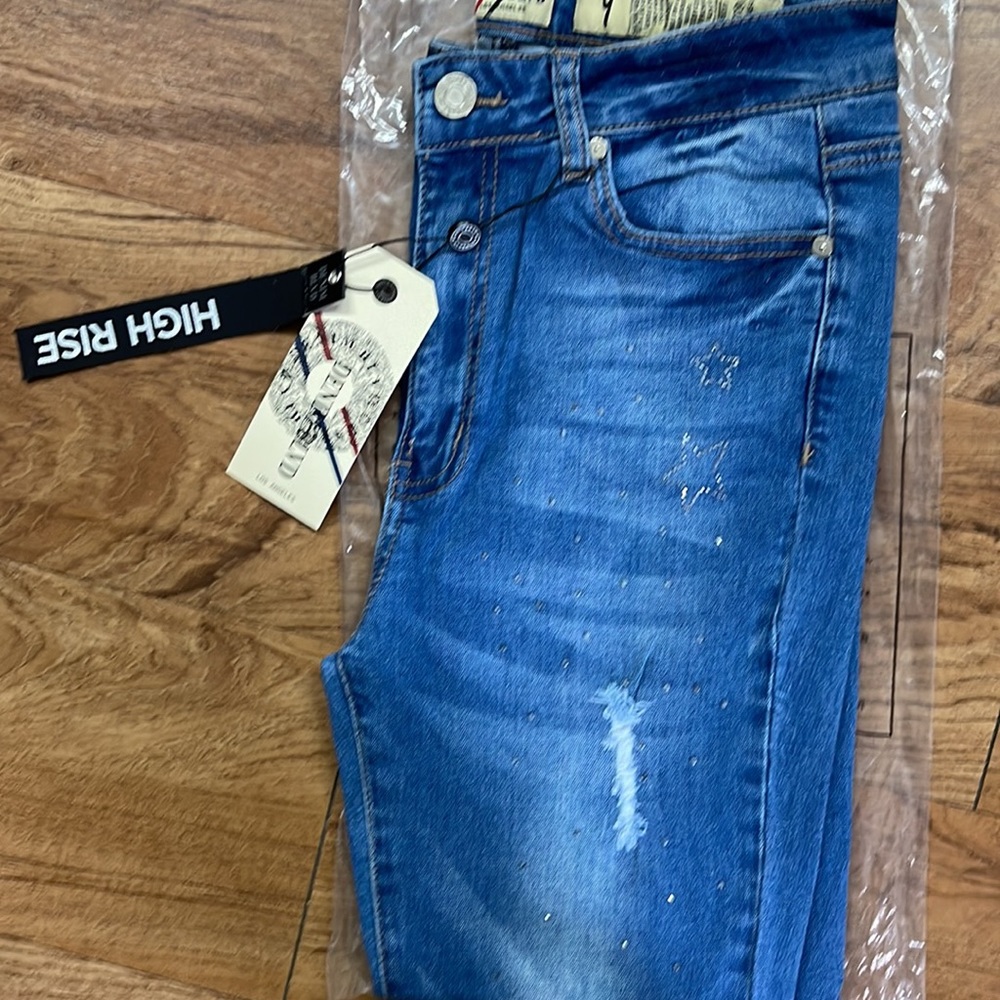 Blue high rise jeans with star, not many in stock